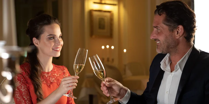 V balíčku máte snídani nebo polopenzi. Restaurace Savoy vaří mezinárodní speciality.  