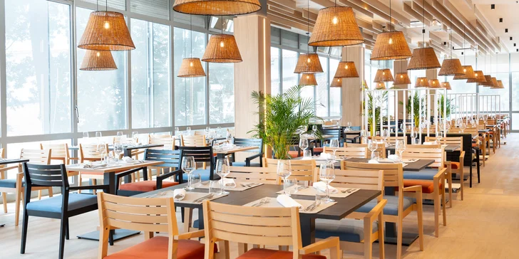 Hotel sa nachádza v obľúbenej oblasti Katoro priamo pri mori a je obklopený vzrastlými borovicami.