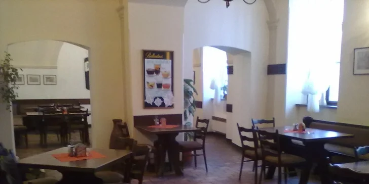 Pečené vepřové koleno v Zámecké restauraci v Manětíně
