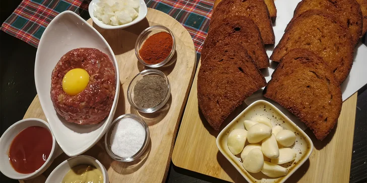 250g hovězí tatarák s topinkami: namíchaný nebo k vlastní úpravě