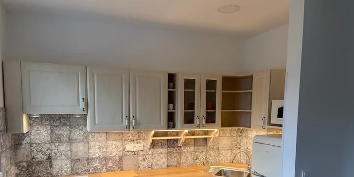 Kuchyňa v retro apartmáne vyzerá vyslovene štýlovo, rovnako ako tá v tých ostatných je vybavená rúrou, varnou doskou aj umývačkou riadu.