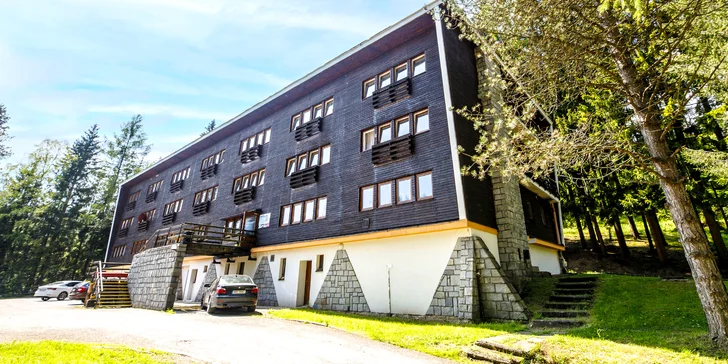 Ráj v přírodě Jeseníků s bohatou polopenzí a venkovním i vnitřním wellness, 1 km od celoroční ski arény
