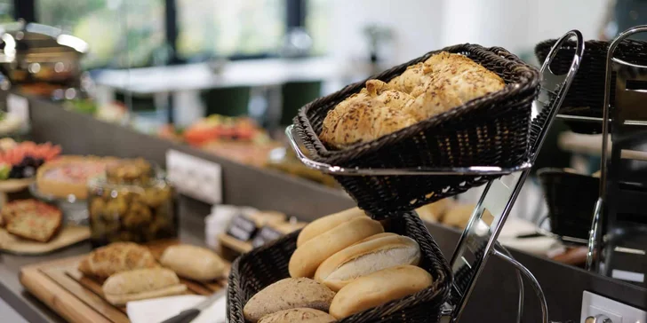 Vyberete-li si variantu se snídaní, čeká na vás ranní bufet s nabídkou teplých i studených pokrmů v Café Bistro.