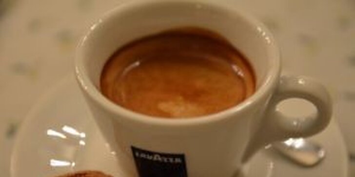 Pravé italské kávy a dezerty pro dva mlsouny