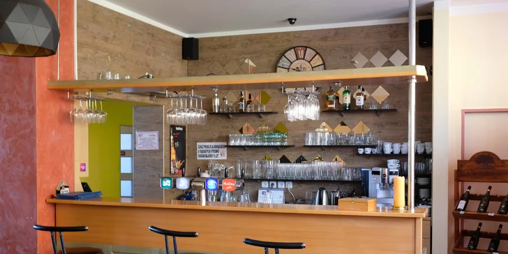Na drink se můžete stavit u baru. 