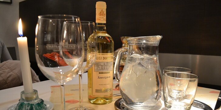 Medailonky z panenské svíčkové PRO DVA a lahev vína Sauvignon. Báječná večeře v oblíbené restauraci Septim.