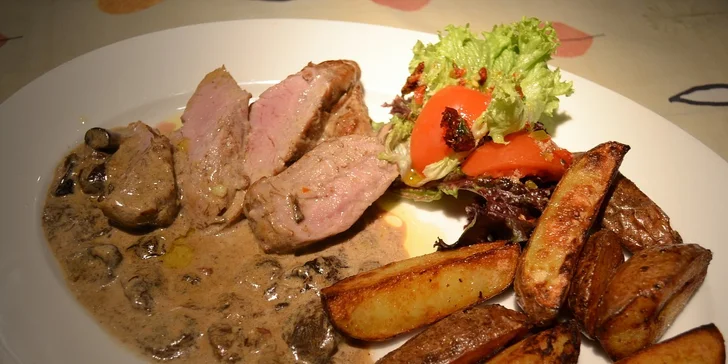 Medailonky z panenské svíčkové PRO DVA a lahev vína Sauvignon. Báječná večeře v oblíbené restauraci Septim.