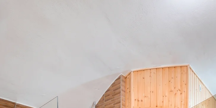 Vo wellness je fínska sauna a vírivá vaňa.