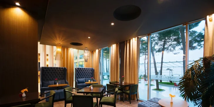 Hotel se nachází v oblasti Golem, v blízkosti obchodů a restaurací. 
