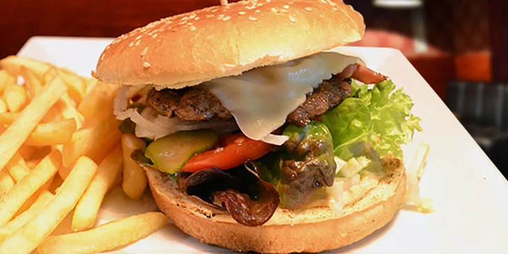 2 burgery + dvoje hranolky v centru Prahy