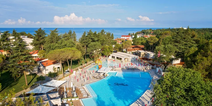 Hotel na Istrii 100 m od pláže: strava, aquapark, wellness, animácie aj 2 deti zdarma