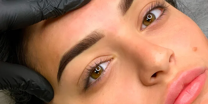 Prodlužování řas: řasa na řasu 1D, objemové metody i nejnovější trendy efekty