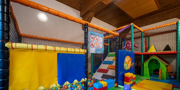 Deti sa do sýtosti vyšantia na ihrisku s trampolínami alebo v detskom kútiku.