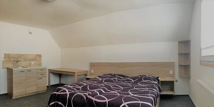 V chalupě je ve dvou patrech celkem pět pokojů.