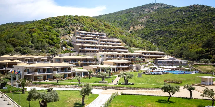 Luxusní resort je vystavěný přímo nad oblázkovo-písečnou pláží. 