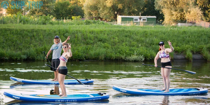 SUP je sport, kde zapojíte a zpevníte díky pádlování a balancování na prkně celé tělo.