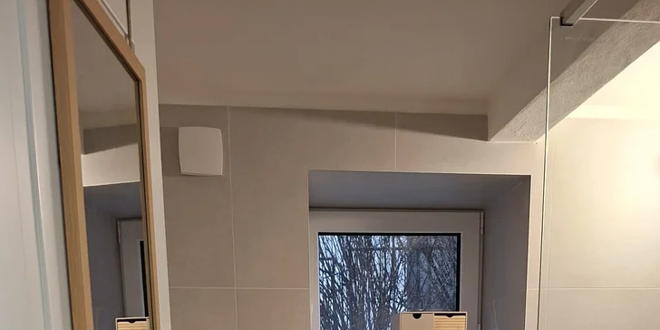K dispozícii máte aj šatňu so sprchou a toaletou.