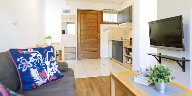 Na výber máte ubytovanie v elegantnej dvojlôžkovej izbe s presklenou kúpeľňou alebo apartmán. 