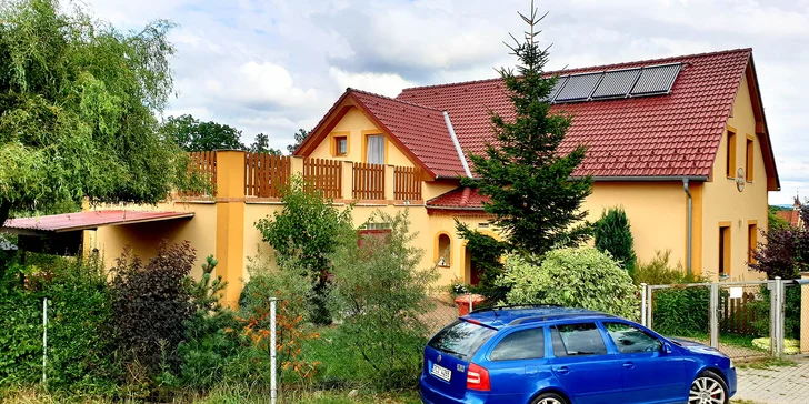 V blízkosti penzionu najdete také obchody či restaurace (5 minut pěšky).
