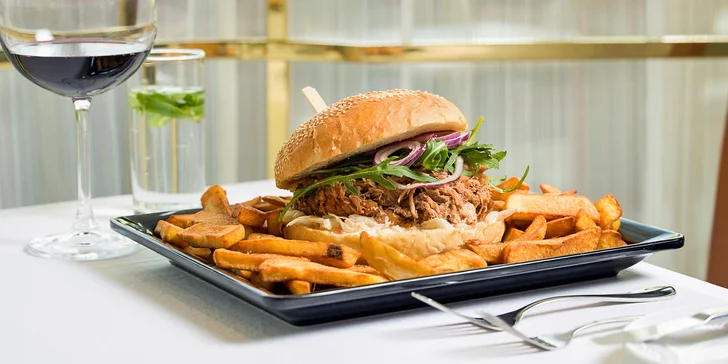 Pokud zvolíte pobyt se snídaní, čeká vás každé ráno bohatý bufet nebo snídaňový balíček. Do restaurace však můžete zajít i na oběd nebo večeři.