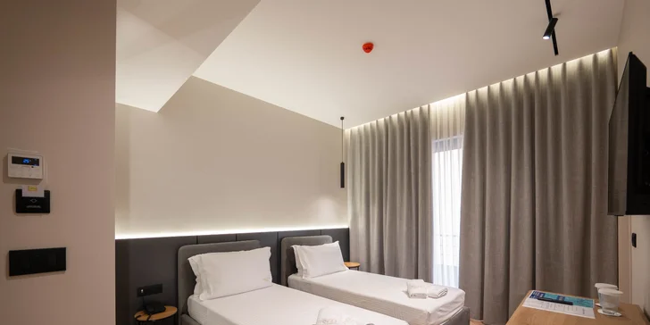 Na výběr máte několik typů pokojů. Ve všech je samozřejmostí klimatizace, LCD TV, trezor i minibar s vodou v ceně. 