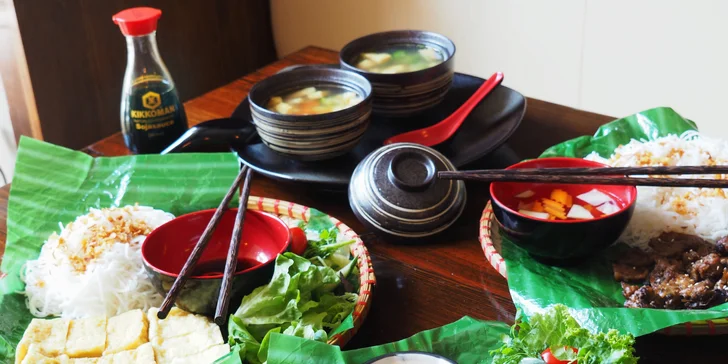 Nebo raději ochutnáte menu s polévkou a předkrmem? Jako hlavní chod se vám v něm představí bun cha Hanoi – vietnamský grilovaný bůček s nudlemi, salátem a bylinami.