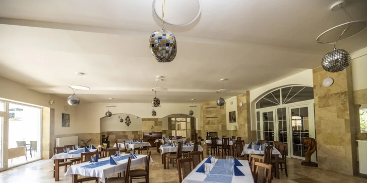 Restaurace je zařízená v rustikálním stylu. Vaří tu českou klasiku i mezinárodní jídla.