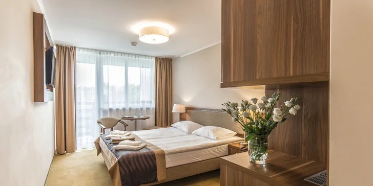 Pohodlná postel je samozřejmostí, v závislosti na typu pokoje může mít na šířku až 160 cm. 