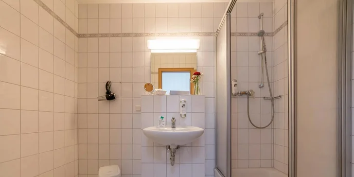 Samozřejmostí je samostatná koupelna se sprchovým koutem. 
