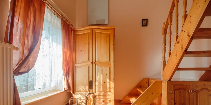 Hned na začátku pobytu vám kromě hezkého interiéru udělá radost i lahev vlastního vína penzionu.