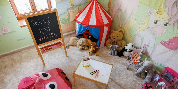 Pokud se sluníčko schová, využijte vnitřní dětský koutek.