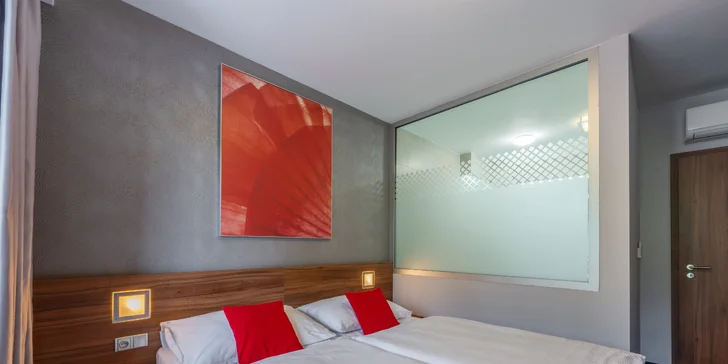 V relaxačním apartmá je koupelna s hydromasážní vanou. 