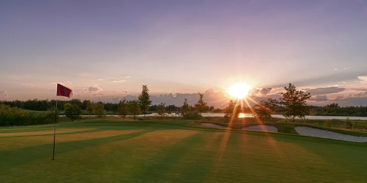 Těšte se na množství členitých písečných bunkerů, zvlněné fairwaye i víceúrovňové velké greeny.