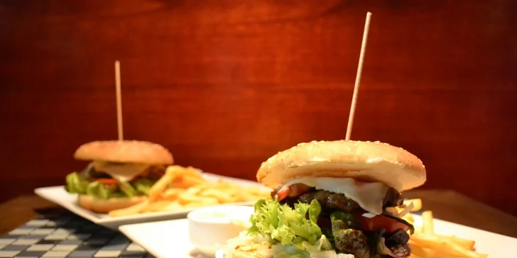 2 burgery + dvoje hranolky v centru Prahy
