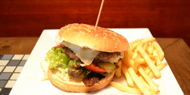 2 burgery + dvoje hranolky v centru Prahy