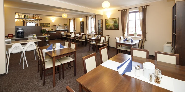 V prvním patře najdete restauraci, kam každé ráno budete chodit na snídani formou bohatého bufetu.