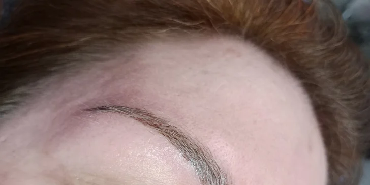 Jeho výsledkem je husté, zato přirozeně vypadající obočí. 