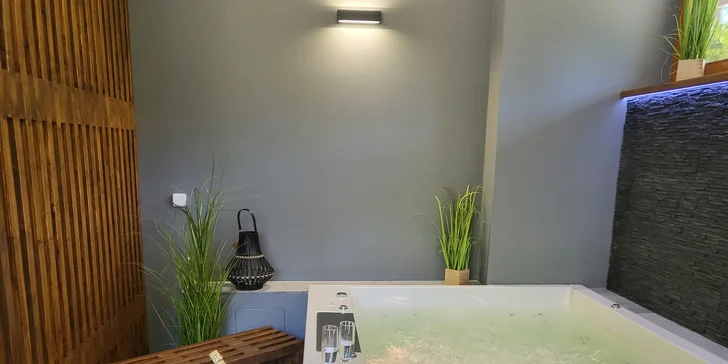 Okrem sauny môžete v priestoroch wellness využiť aj vírivú vaňu pre 4 osoby (za príplatok)
