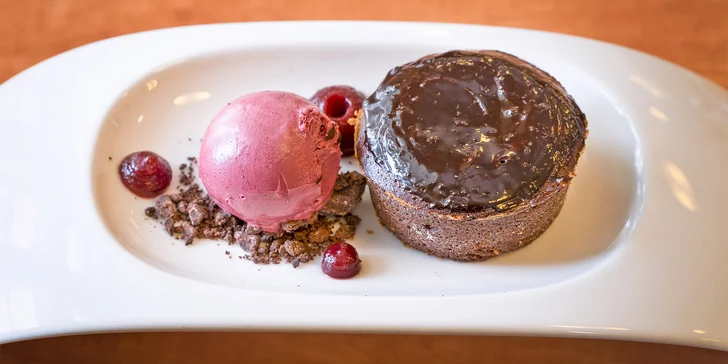 Před wellness nebo po něm si v zámecké restauraci dáte zákusek a kávu. 