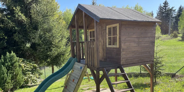 Pre deti je pripravený detský kútik s hračkami a maľovaním, na záhrade na ne zase čaká ihrisko.