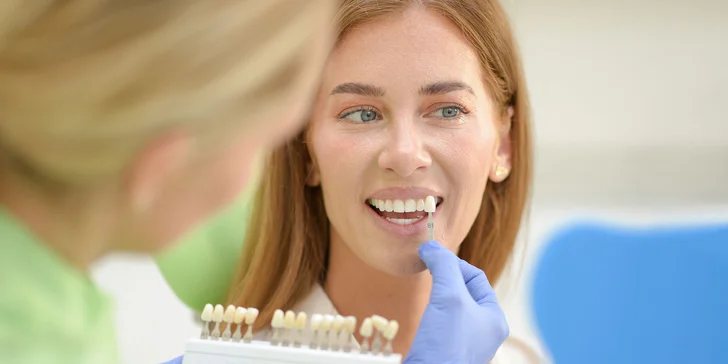Žiarivý úsmev vďaka bieleniu zubov vo Family Dental Care