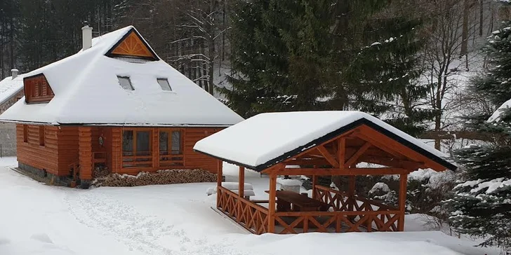 Zrekonštruovaná chata voňajúca drevom neďaleko Donovalov s kapacitou až 15 hostí