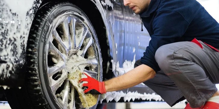 Čistenie interiéru, exteriéru, tepovanie, voskovanie, renovácia svetlometov či keramická ochrana exteriéru