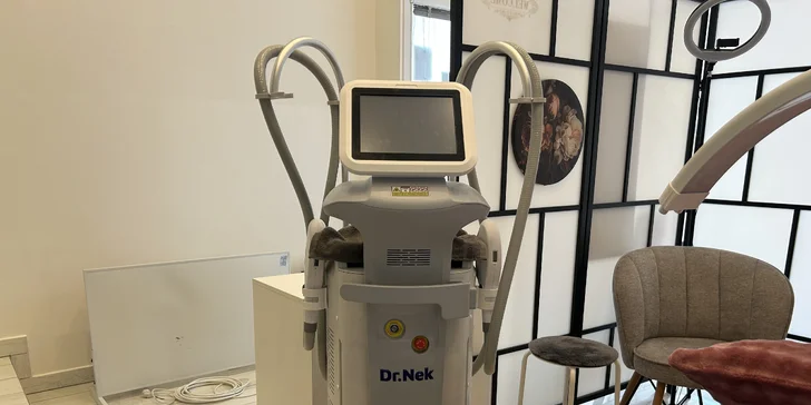 V salonu se využívá například přístroj Dermapen, Dermahot/cold, technika mikrodermabraze, elektroporace či ultrazvukové čištění.