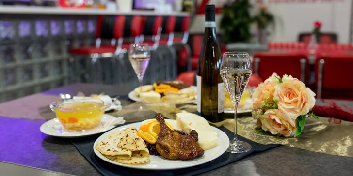 Kačacie hody pre dvoch s vývarom, lokšami a fľašou sektu