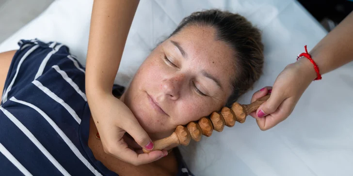 Účinná maderoterapia celého tela a tváre v salóne krásy