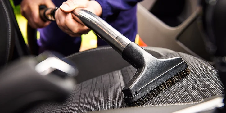 Čistenie exteriéru, tepovanie, voskovanie, renovácia svetlometov či dezinfekcia interiéru vozidla ozónom