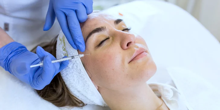 Omladzujúci botox alebo kyselina hyalurónová pre zvodné pery