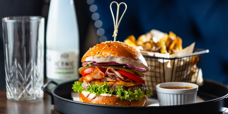 Burger menu z hovädzieho alebo pštrosieho mäsa s polhodinou biliardu