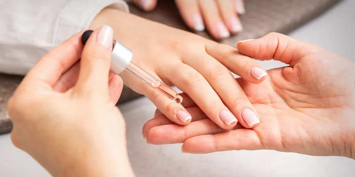 Manikúra, pedikúra, farbenie obočia a masáže celého tela v Emerite